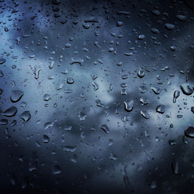 Foto foto dramática de gotas de água da chuva na janela