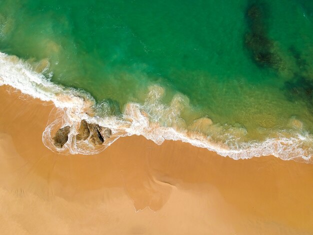 Foto de drone de playa tropical con rocas