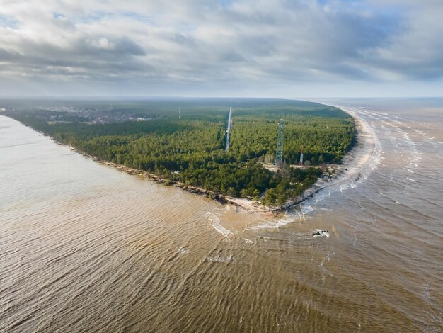 Foto de drone Vista aérea del cabo Kolka arrastrado por la tormenta