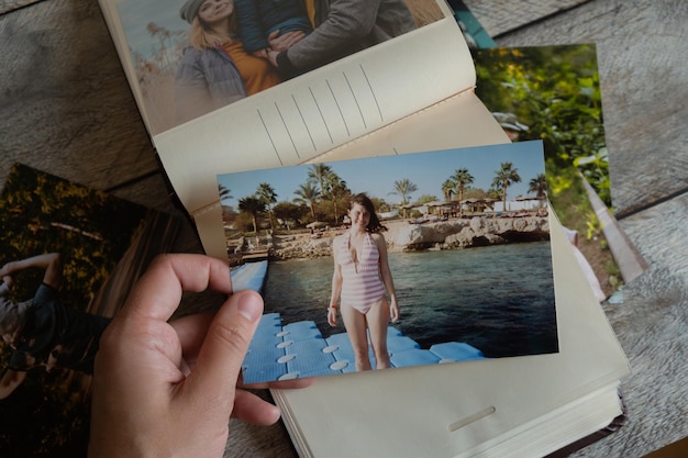 Foto-Druckkonzept Person schaut auf gedruckte Fotos im Fotoalbum