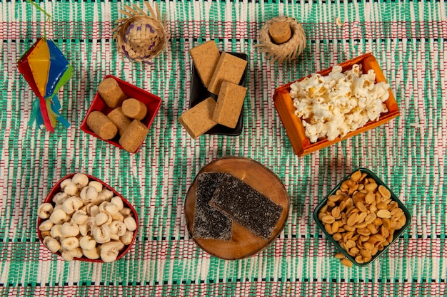 Foto dulces típicos de la fiesta brasileña de junio