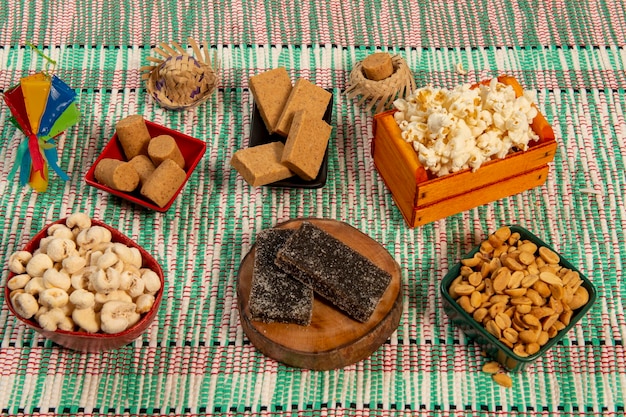 Foto dulces típicos de la fiesta de junio brasileña