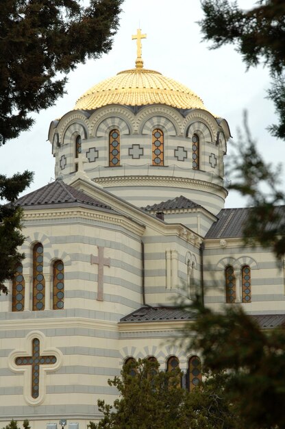Foto einer alten orthodoxen Kirche Chersones gegen den Himmel und die Wolken