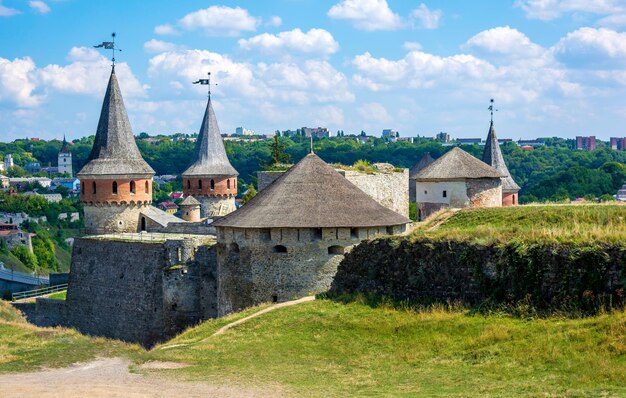 Foto einer alten Steinburg mit vielen hohen Türmen in KamyanetsPodilsky