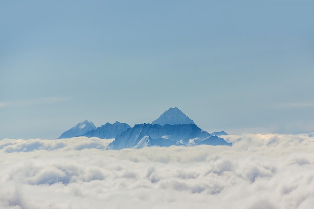 Foto einer Gebirgsspitze in den Wolken