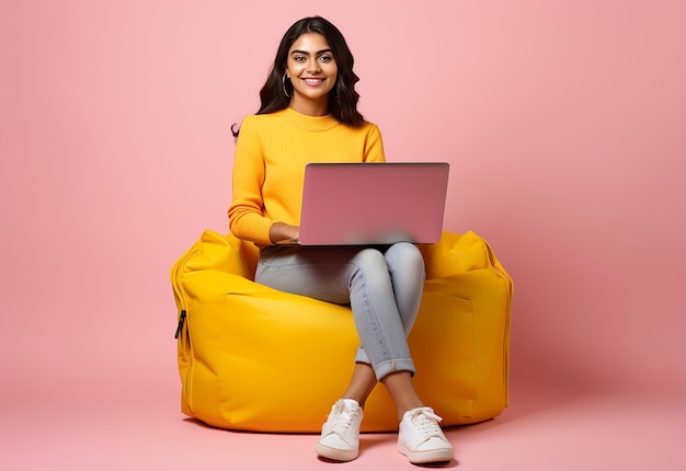Foto einer glücklichen jungen, süßen Frau, die einen Laptop benutzt