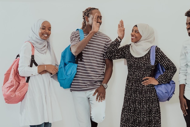 Foto einer Gruppe glücklicher afrikanischer Studenten, die sich unterhalten und sich treffen, um an Hausaufgaben zu arbeiten, Mädchen wir