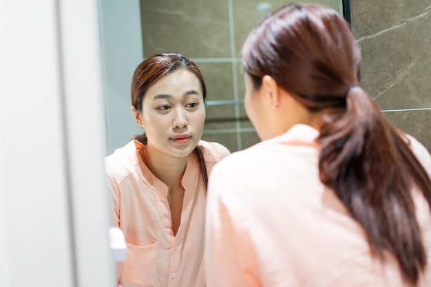 Foto foto einer jungen asiatischen frau im badezimmer