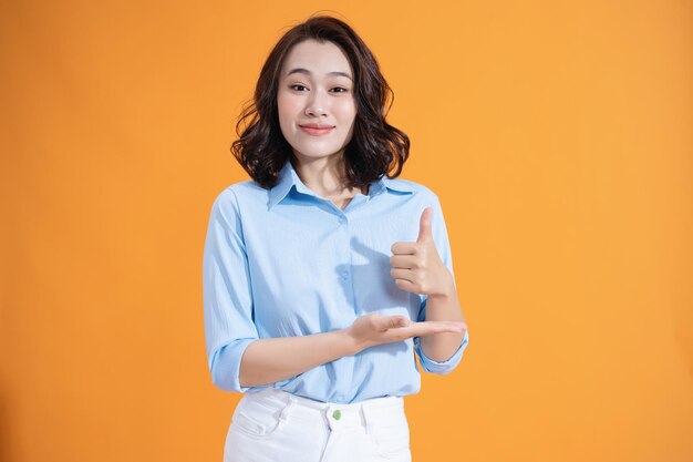 Foto einer jungen asiatischen Frau im Hintergrund