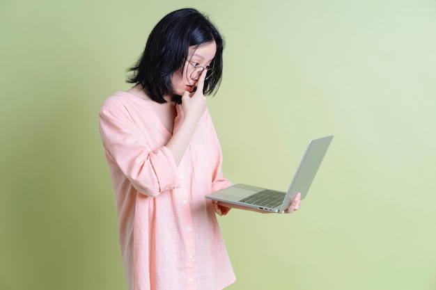 Foto foto einer jungen asiatischen frau im hintergrund