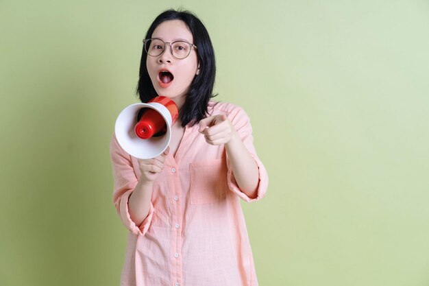 Foto foto einer jungen asiatischen frau im hintergrund