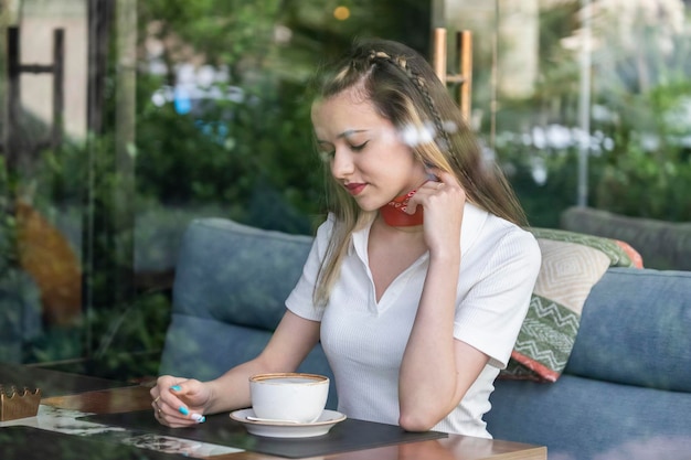 Foto einer jungen süßen Blondine im Restaurant