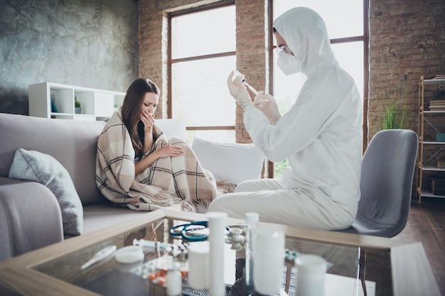 Foto einer kranken Patientin, die sich unwohl fühlt. Rufen Sie den Notarzt an