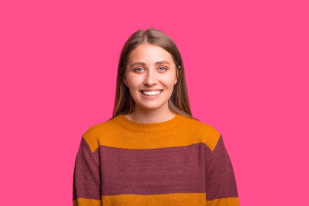 Foto einer netten blonden Frau lächelt über rosa Hintergrund.