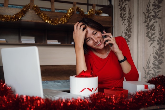 Foto einer positiven Dame sitzt in einem gemütlichen Zuhause