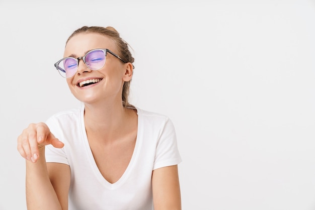 Foto einer schönen glücklichen Frau mit Brille, die mit geschlossenen Augen lacht