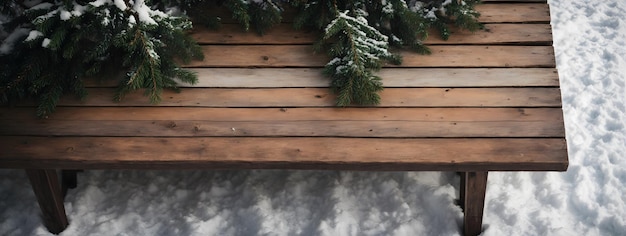 Foto einer verschneiten Bank neben einem Winterbaum