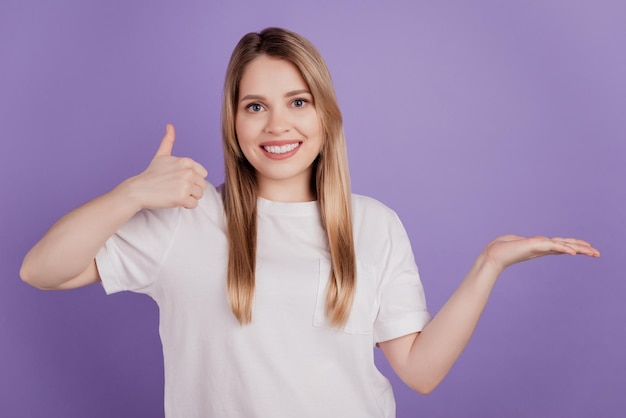 Foto einer zuverlässigen Dame, die den Daumen nach oben hebt und zeigt, dass leere Leerstellen ein lässiges T-Shirt tragen