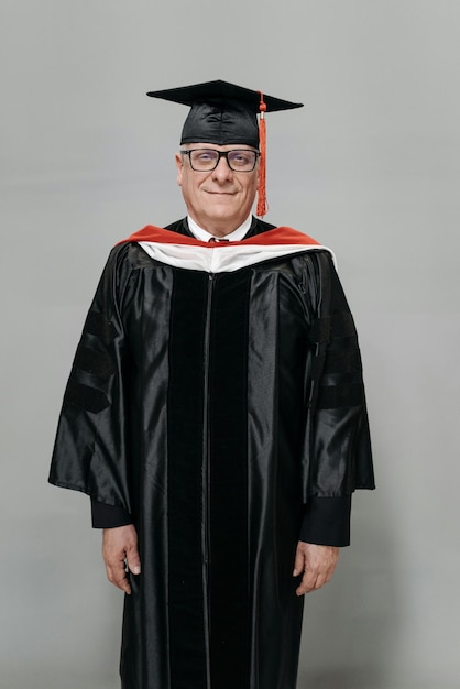 Foto eines älteren Erwachsenen in schwarzer akademischer Kleidung Stock Photo