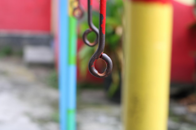 Foto eines alten Eisenbügels auf einem Kinderspielplatz