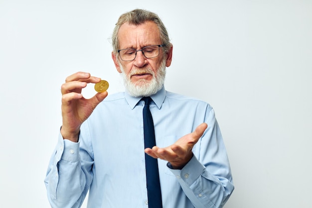 Foto eines alten Mannes im Ruhestand in einem Hemd mit Krawatte Finanzen und Investitionen Bitcoin beschnittene Ansicht