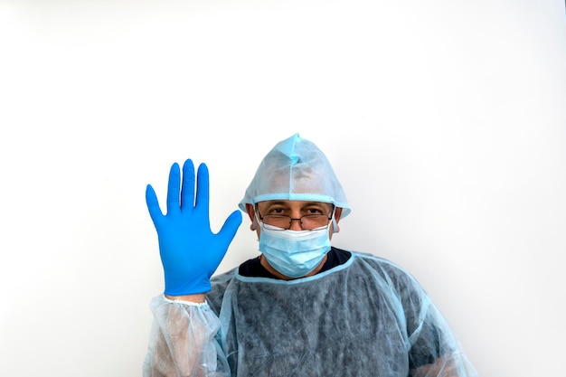 Foto eines Arztes in Kappenhandschuhen mit einer Spritze
