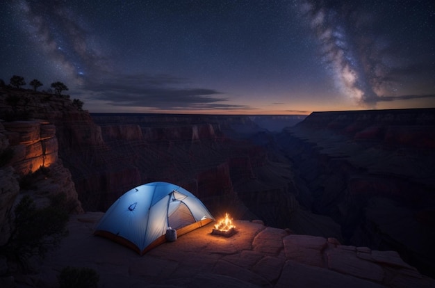 Foto eines Campingplatzes mit einem Grand Canyon im Hintergrund und einem wunderschönen Nachthimmel