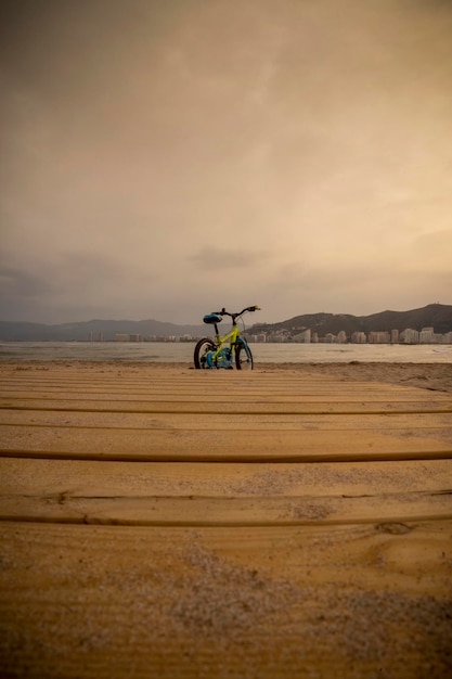 Foto eines Fahrrads am Strand