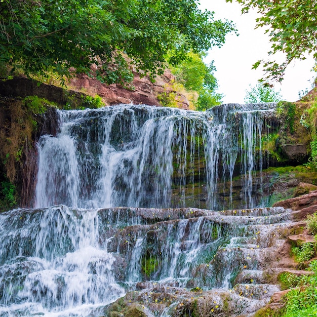 Foto eines hohen, wunderschönen Wasserfalls in den Bergen