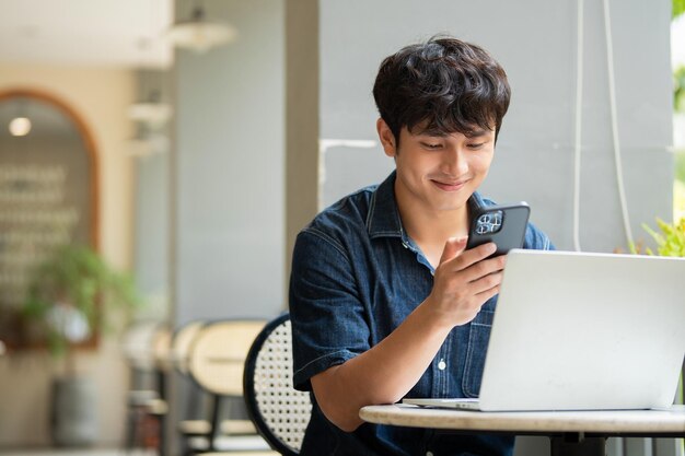 Foto eines jungen asiatischen Mannes im Café