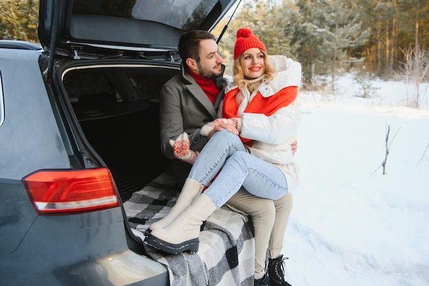 Foto eines jungen attraktiven Paares, das glückliches positives Lächeln sieht, genießt die gemeinsame Zeit im Wald Winter Liebesgeschichte