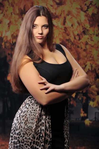 Foto eines jungen Mädchens mit wunderschönem Aussehen am Set im Studio