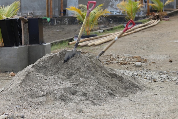 Foto eines Sandhaufens mit einer Schaufel