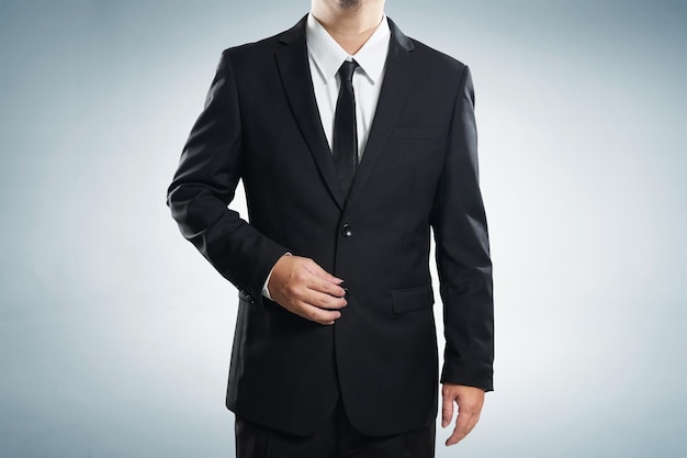 Foto eines stilvollen Mannes im eleganten schwarzen Anzug mit Beschneidungspfad