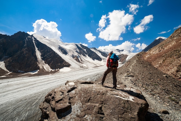 Foto eines touristischen Mädchens im Altai-Gebirge im Hintergrund ist der Bolshoy Aktru-Gletscher