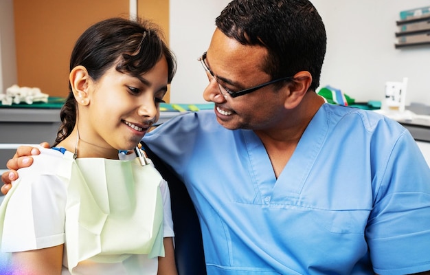 Foto eines Zahnarztes, der einen jungen Patienten während eines Zahnarztbesuchs tröstet