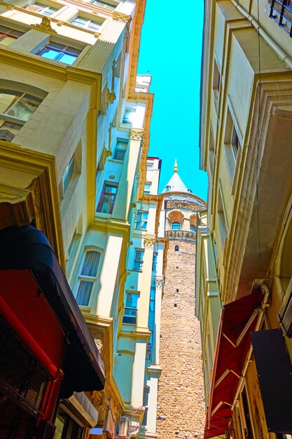 Foto em ângulo de uma antiga rua em Istambul, perto da Torre Galata, na Turquia