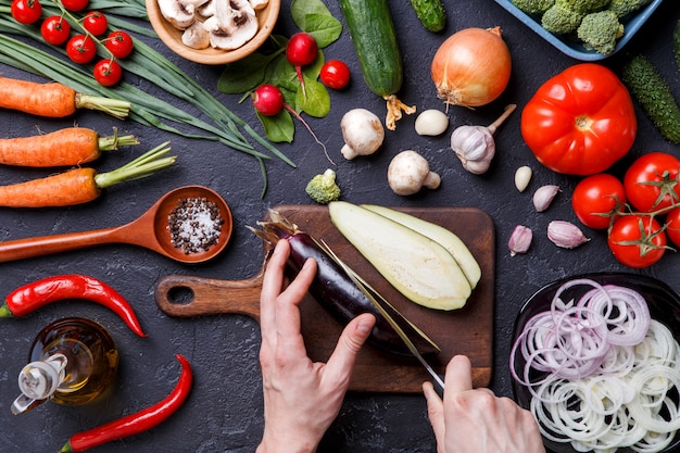 Foto em cima de legumes frescos, champignon, tábua, óleo, faca, berinjela, mãos do chef