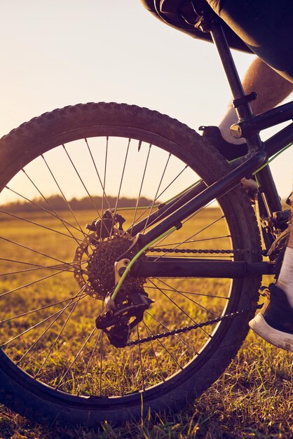 Foto em close de um ciclista andando de bicicleta no topo de uma montanha. foto de alta qualidade