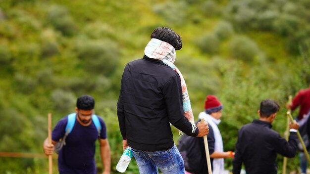 Foto foto em close-up de muitas pessoas turísticas caminhando pelas colinas da montanha kedarnath 01 sep 2023 templo de shri kedarnath dedicado ao senhor shiva rudraprayag distrito de uttarakhand índia