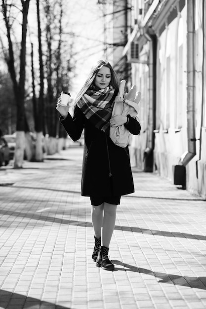 Foto em preto e branco de uma jovem caminhando