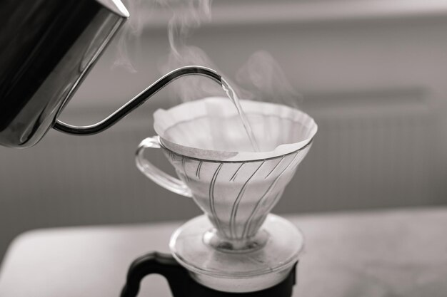Foto em preto e branco de v gotejamento derramar sobre decantador método alternativo de fabricação de café