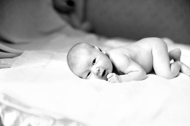 Foto em preto e branco em estilo retrô retrato de um bebê recém-nascido