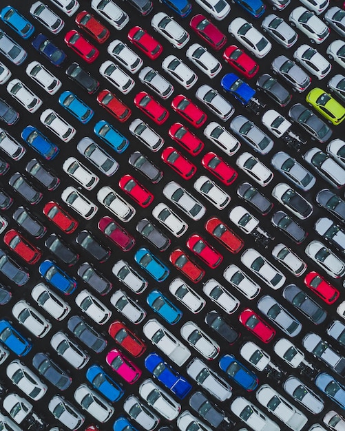 Foto em quadro cheio de carros coloridos dispostos em um estacionamento