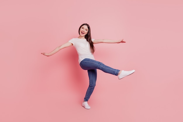 Foto em tamanho grande de jovem alegre, feliz, sorriso positivo, divirta-se animado isolado sobre um fundo de cor rosa