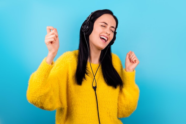 Foto de encantadora linda emocionada mujer escuchando música rap genial en auriculares