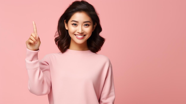 Foto encantadora mujer en camiseta rosa juega con el pelo sobre fondo aislado