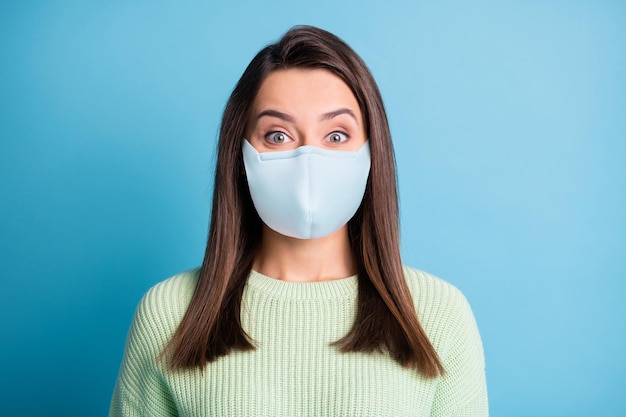 Foto de la encantadora señorita use una mascarilla de tela azul aislado de fondo de color azul