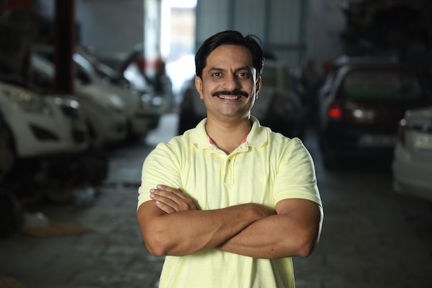 Foto de enfoque superficial de un cliente indio feliz en una tienda de automóviles