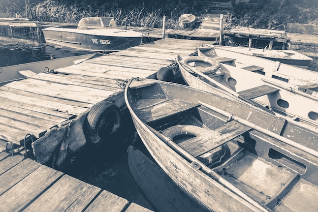 Foto de época antigua algunos viejos barcos simples en la madera